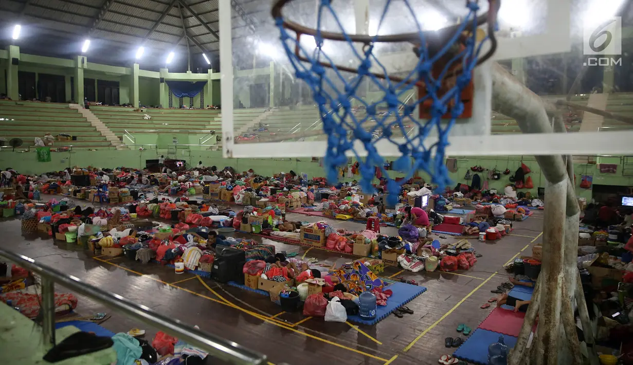Sejumlah pengungsi Gunung Agung berisitirahat di lokasi pengungsian GOR Swecapura, Klungkung, Bali, Minggu (3/12). Pengungsi Gunung Agung yang berada di Kabupaten Klungkung terus bertambah dengan total 9.304 jiwa. (Liputan6.com/Immanuel Antonius)