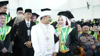 Momen Unik Pasutri di Kudus Ikuti Acara Wisuda Pakai Gaun Pengantin