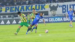 Pemain Persib Bandung, Uilliam Barros Pereira berusaha melewati penjagaan pemain PSBS Biak pada laga pekan ke-18 BRI Super League 2025/2026 di Stadion GBLA, Kota Bandung, Minggu (25/1/2026) malam. (Bola.com/Erwin Snaz)