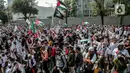 Mereka mengenakan pakaian bernuansa putih hitam dengan atribut seperti syal dan bendera Palestina. (Liputan6.com/Faizal Fanani)