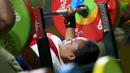 Atlet Indonesia, Ni Nengah Widiasih berusaha mengangkat beban seberat 95 kg pada cabang angkat berat di kelas -41 kg, di Paralimpiade 2016 Rio de Janeiro, Kamis (8/9). Ni Nengah mempersembahkan medali pertama untuk Indonesia. (REUTERS/Ueslei Marcelino)
