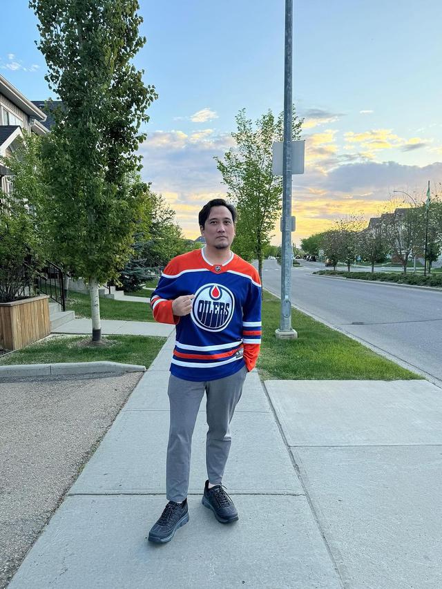 7 Potret Tengku Firmansyah yang Kini Jadi Tukang Besi di Kanada, Tampil Santai