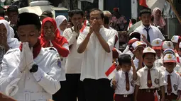 Rizal Ramli saat mengikuti upacara bendera peringati Hari Kemerdekaan ke 71 di RT 08 Bukit Duri, Manggarai, Jakarta Selatan, (17/8). Upacara dipimpin oleh Mantan Menko Maritim, Rizal Ramli .(Liputan6.com/Johan Tallo)