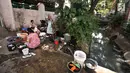 Warga mencuci pakaian di pinggir jalan kawasan Kramat Pulo, Senen, Jakarta, Kamis (27/12). Minimnya tempat MCK pribadi memaksa warga di Kramat Pulo menggunakan lahan di pinggir jalan untuk mencuci pakaian dan piring mereka. (Merdeka.com/Iqbal S. Nugroho)
