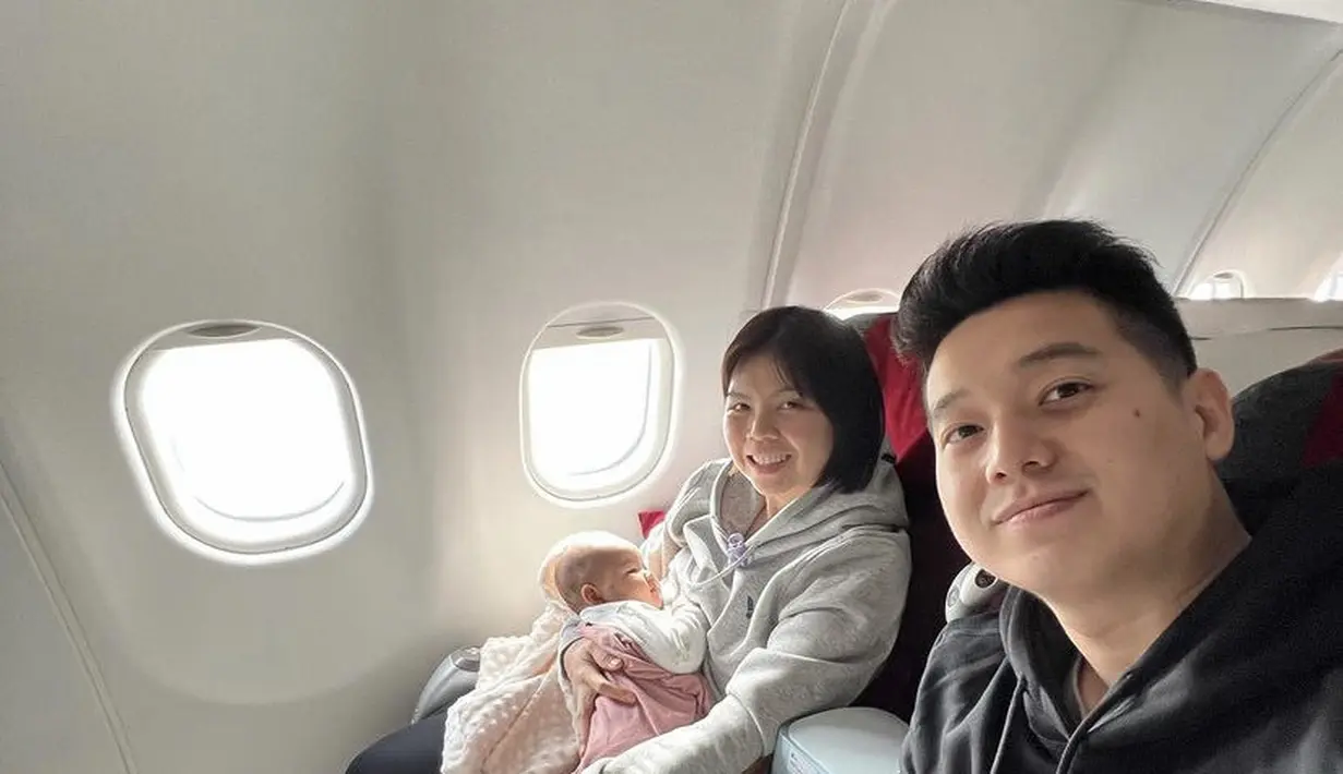 Jessia pun sudah diajak naik pesawat, terlihat Greysia mengenakan hoodie warna abu-abu.[Instagram/@greyspolii]