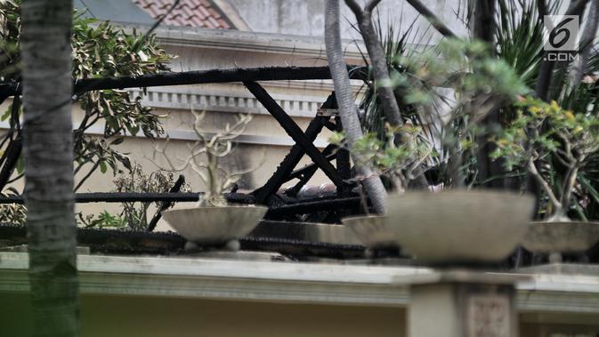 Kondisi atap rumah Ketua DPR RI Bambang Soesatyo usai dilalap api, Jakarta, Senin (18/2). Belum diketahui jumlah kerugian akibat kebakaran tersebut. (Merdeka.com/Iqbal Nugroho)