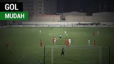 Berita video momen kiper klub Uni Emirat Arab, Ajman, Hamad Khalid, gagal gagal kontrol bola dan sebuah gol menarik tercipta.