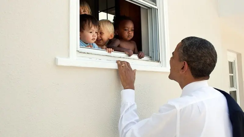 Barack Obama ketika berkunjung ke pusat penitipan anak di Bethesda, Maryland