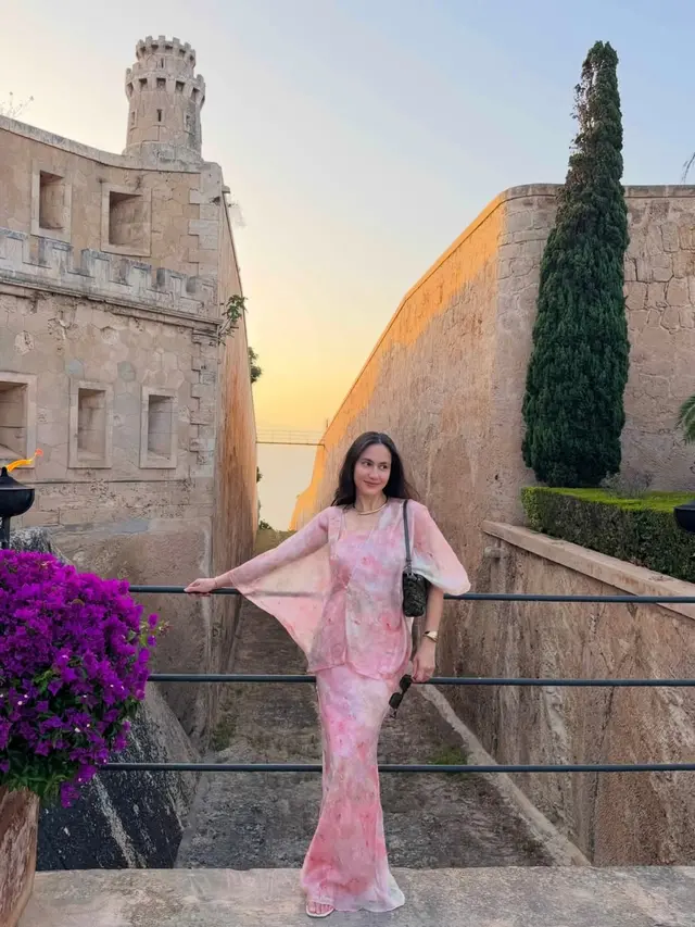 Pevita Pearce Tampil Anggun dalam Floral Dress Pink, Inspirasi Gaya Liburan Musim Panas yang Feminin dan Elegan