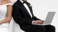 Pria Ini Bersikukuh Ingin Nikahi Laptopnya 