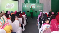 Senior Sports Marketing Executive Nestle MILO, Donny Wahyudi, memberikan informasi penting dalam Kelas Nutrisi kepada ibu dari peserta MILO Football Championship di Bandung, Sabtu (24/3/2017). (Bola.com/Benediktus Gerendo Pradigdo)
