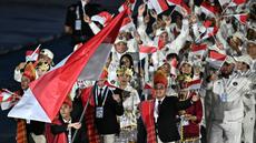 Kontingen Indonesia tampil memukau dengan mengenakan pakaian adat saat upacara pembukaan SEA Games 2025 di Stadion Nasional Rajamangala, Bangkok, pada Selasa (9/12/2025) malam WIB. (AFP/Lillian Suwanrumpha)