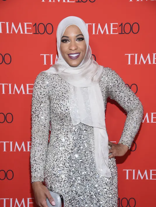Ibtihaj Muhammad berpose di karpet merah Gala 100 TIME di Manhattan, New York, AS, Selasa (25 /4). Ia merupakan Wanita Muslim Amerika pertama yang mengenakan jilbab saat berkompetisi di Olimpiade. (AFP Photo)