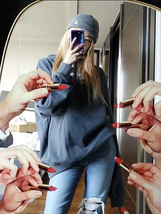 Ilustrasi rose menggunakan jeans yang dipadu padankan dengan sweater. copyright instagram/roses_are_rosie