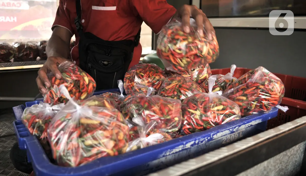 Pedagang menyiapkan paket cabai rawit merah saat Operasi Pasar Murah di Pasar Senen, Senin, Jakarta (3/2/2020). Harga cabai rawit merah dijual Rp40.000 per kilogram, lebih murah dibandingkan harga pasar saat ini mencapai 90 ribu per kilogram. (merdeka.com/Iqbal S Nugroho)