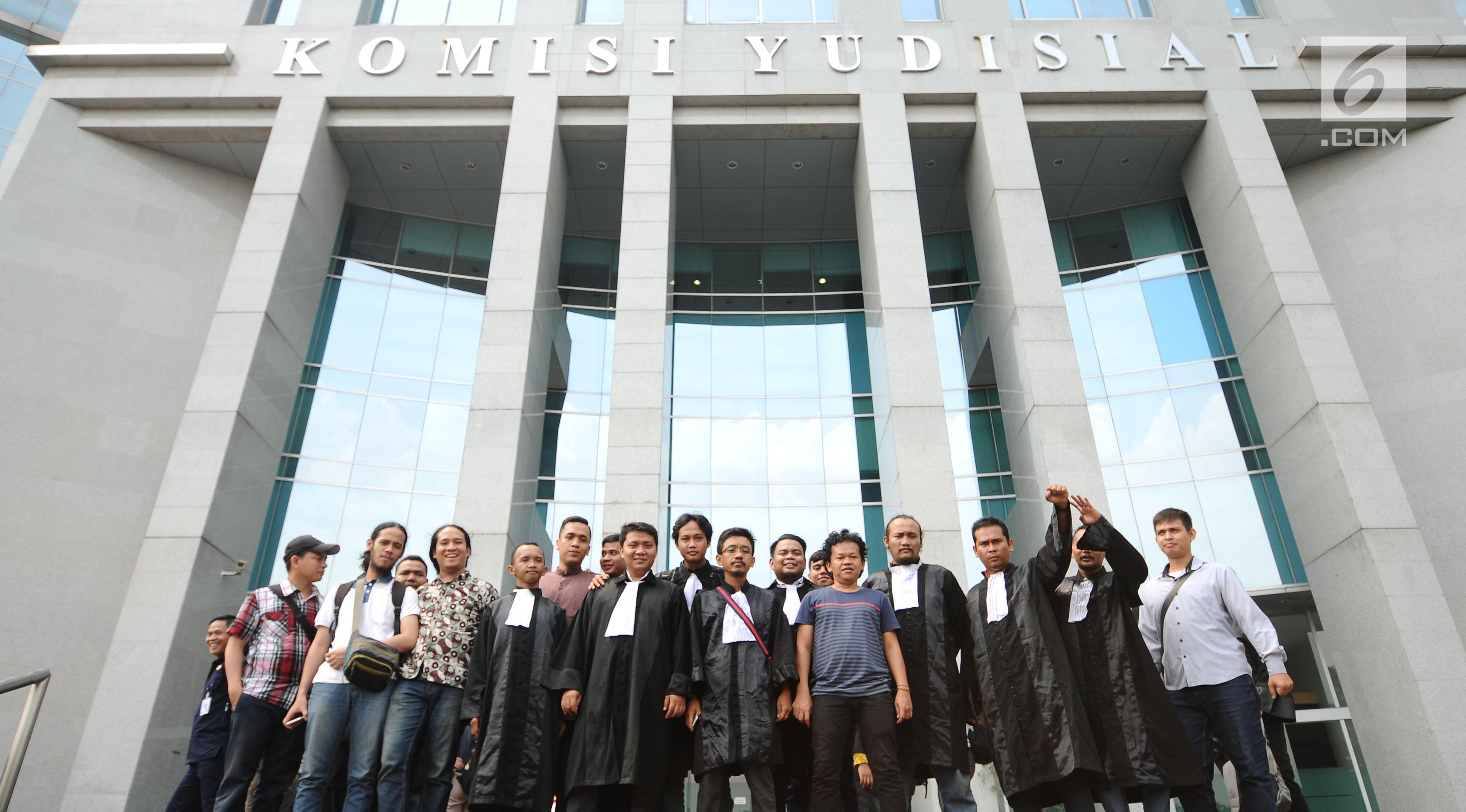 Sejumlah advokat muda berkumpul usai melakukan pertemuan dengan komisioner Komisi Yudisial di Jakarta, Kamis (18/5). Kedatangan mereka untuk melakukan audiensi dan memberikan dukungan moril kepada KY. (Liputan6.com/Helmi Fithriansyah)