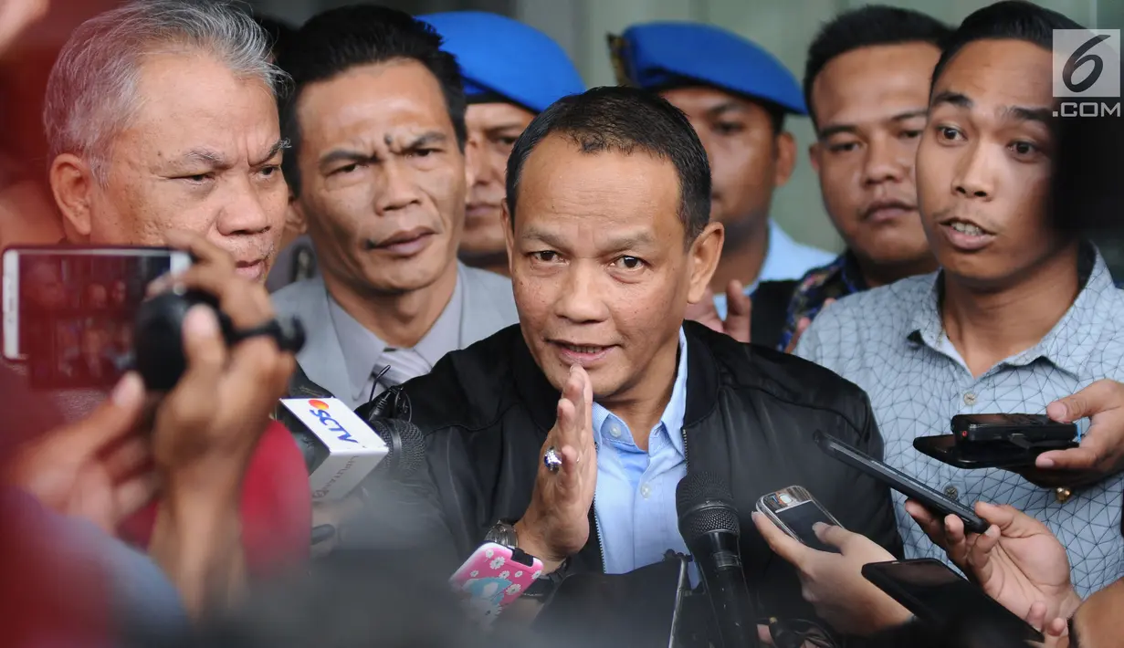 Mantan KSAU Marsekal (Purn) Agus Supriatna (tengah) menjawab pertanyaan usai diperiksa di Gedung KPK, Jakarta, Rabu (3/1). Agus memenuhi panggilan KPK sebagai saksi dugaan korupsi pembelian Helikopter AW 101 milik TNI AU. (Liputan6.com/Helmi Fithriansyah)
