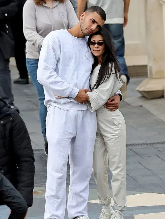 Beda tinggi, namun Younes kelihatan menggemaskan banget saat memeluk Kourtney ya! (KCS Presse / MEGA / USMagaine)