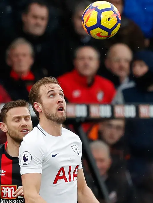 Penyerang Harry Kane berusaha mengontrol bola saat bertanding melawan Bournemouth di Liga Inggris di Stadion Vitalitas (11/3). Cedera yang dialami Kane membuat khawatir timnas Inggris yang akan berlaga di Piala Dunia 2018. (AFP Photo/Adrian Dennis)