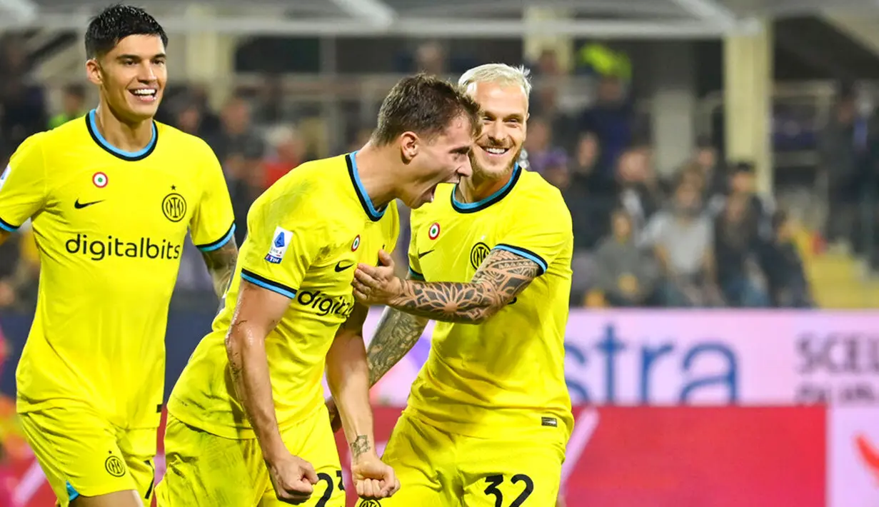 Pemain Inter Milan Nicolo Barella (depan) merayakan dengan rekan setimnya setelah mencetak gol ke gawang Fiorentina pada pertandingan sepak bola Liga Italia di Artemio Franchi Stadium, Florence, Italia, 22 Oktober 2022. (Massimo Paolone/LaPresse via AP)