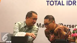 Direktur Corporate Banking Bank Mandiri, Royke Tumilaar (kiri) dan Dirut Semen Indonesia, Rizkan Chandra saat konferensi pers terkait pemberian fasilitas kredit untuk PT Semen Gresik dari Bank Mandiri, Jakarta, Jumat (10/6). (Liputan6.com/Angga Yuniar) 