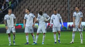 Pemain Timnas Italia tertunduk lesu setelah kalah dari Bosnia-Herzegovina lewat drama adu penalti pada laga final playoff Piala Dunia 2026 di Stadion Bilino Polje, Zenica, Rabu (1/4/2026) dini hari WIB. Italia kembali gagal lolos ke putaran final Piala Dunia karena kekalahan ini. (AP Photo/Armin Durgut)