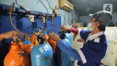 Pekerja mengisi ulang tabung oksigen medis di agen isi ulang oksigen di Cipondoh, Kota Tangerang, Kamis (24/6/2021). Permintaan tabung oksigen kebutuhan medis rumahan dan rumah sakit mengalami peningkatan hingga 100 persen sejak lonjakan kasus COVID-19 di Kota Tangerang. (Liputan6.com/Angga Yuniar)