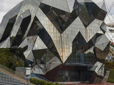 Sebuah gambar menunjukkan Gedung Crystal di taman hiburan Futuroscope, Chasseneuil-du-Poitou, Prancis, 19 Agustus 2022. Futuroscope adalah taman hiburan yang berdasarkan multimedia, futuroskop sinematografi, dan teknik audio visual. (GUILLAUME SOUVANT/AFP)
