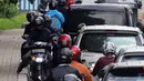 Sejumlah pengendara motor melawan arah saat terjadi kemacetan di Jalan Daan Mogot, Jakarta, Jumat (23/3). Tindakan tersebut dapat membahayakan diri sendiri dan pengendara yang lain. (Liputan6.com/Arya Manggala)