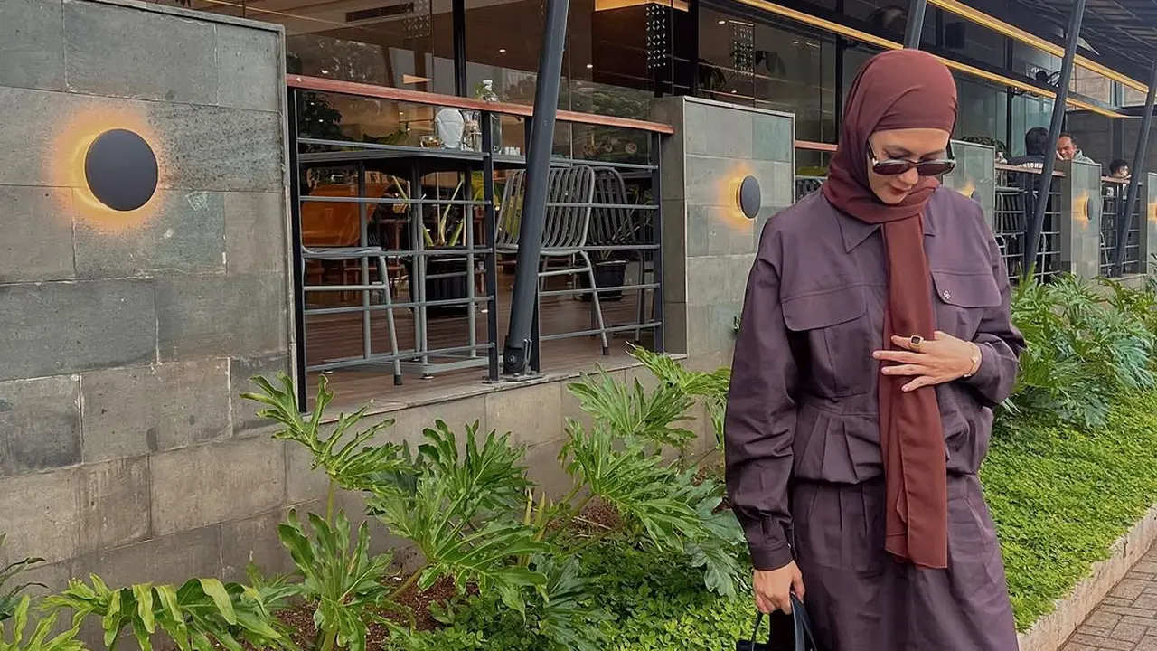 Sentuhan Sunglasses yang Bikin OOTD Berhijab Paula Perhoeven Makin Terlihat Slay
