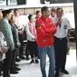 Presiden Joko Widodo mendengarkan penjelasan mengenai reaktivasi jalur kereta api dari pihak PT KAI di Stasiun Cibatu, Garut, Jawa Barat, Jumat (18/1). Dalam kunjungan kerja ini, Jokowi didampingi Ibu Negara Iriana Joko Widodo. (Liputan6.com/Angga Yuniar)