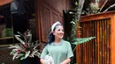 Rantai besar menjadi tren besar dalam aksesori perhiasan, tak heran jika diaplikasikan pada tas tangan dan memberikan sebuah pernyataan gaya. (Foto: Instagram @nindyayunda)