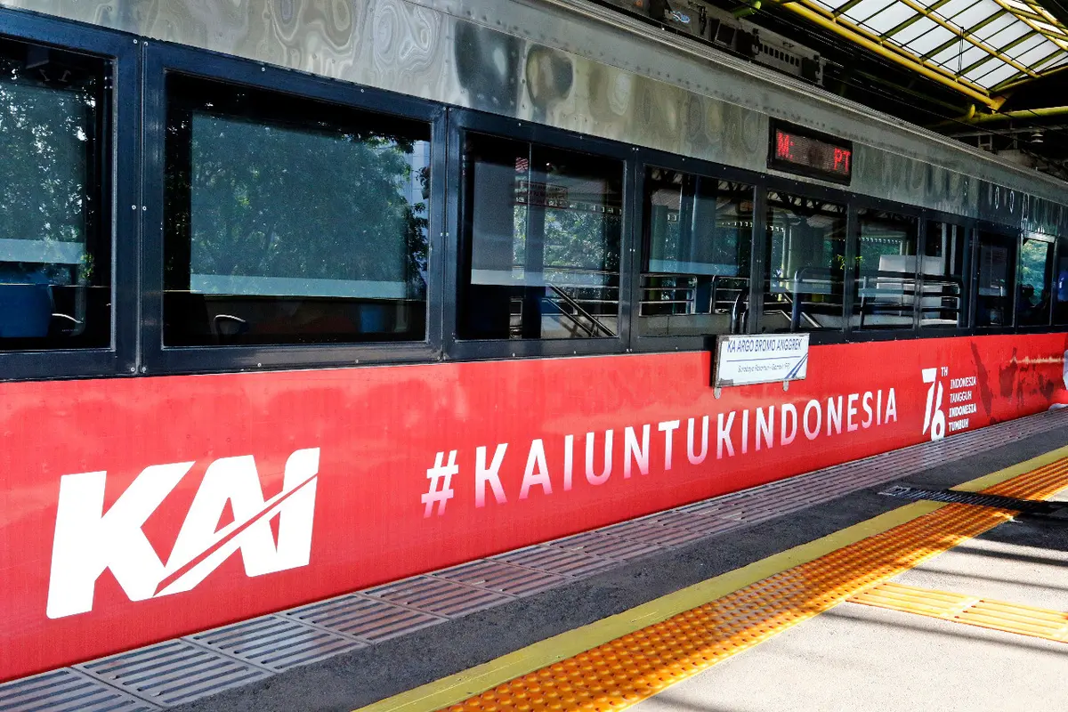 kereta api di Surabaya