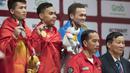 Lifter Indonesia, Eko Yuli Irawan, foto bersama usai berlaga pada Asian Games di JIExpo, Jakarta, Selasa, (21/8/2018). Eko Yuli berhasil menyumbang medali emas angkat besi putra kelas 62kg. (Bola.com/Peksi Cahyo)