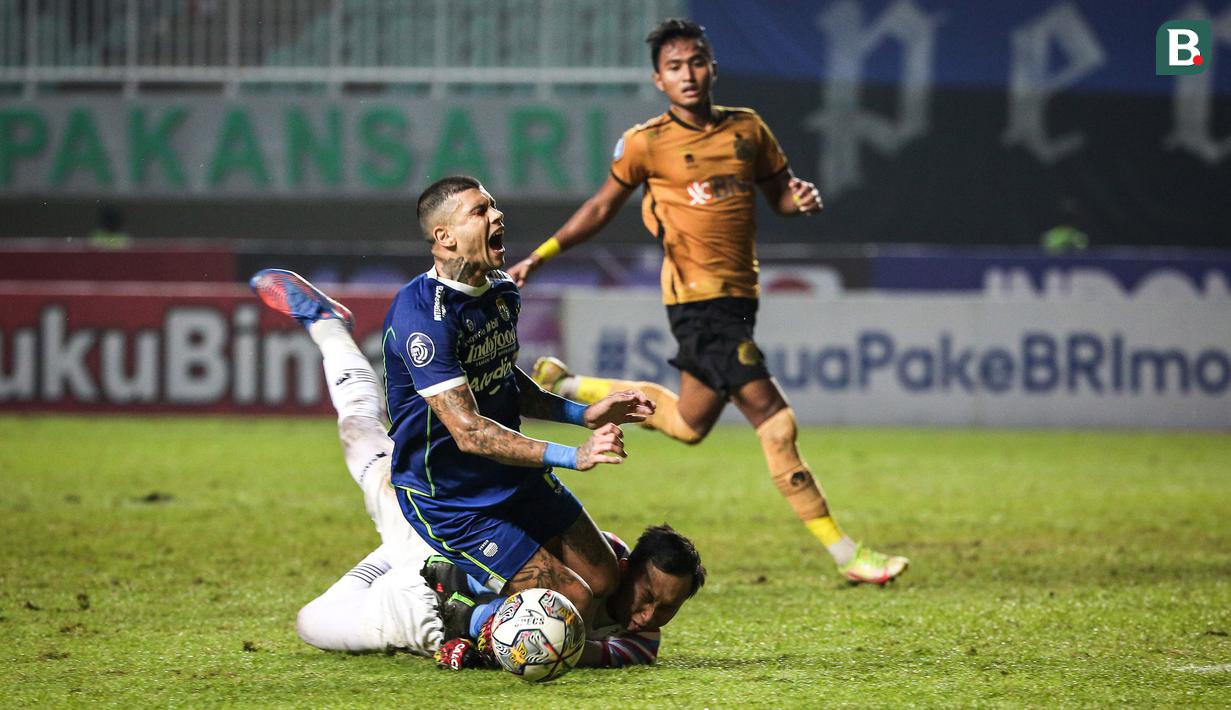 <p>Pemain Persib Bandung, Ciro Alves (kiri) berusaha melewati hadangan kiper Bhayangkara FC, Awan Setho pada laga lanjutan BRI Liga 1 2022/2023 antara Persib Bandung melawan Bhayangkara FC di Stadion Pakansari, Bogor, Jumat (24/03/2023). (Bola.com/Bagaskara Lazuardi)</p>