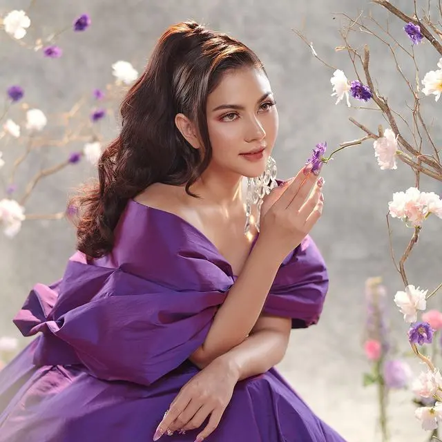 6 Pemotretan Terbaru Jessica Mila dengan Gaun Ungu Ini Tampil Memesona