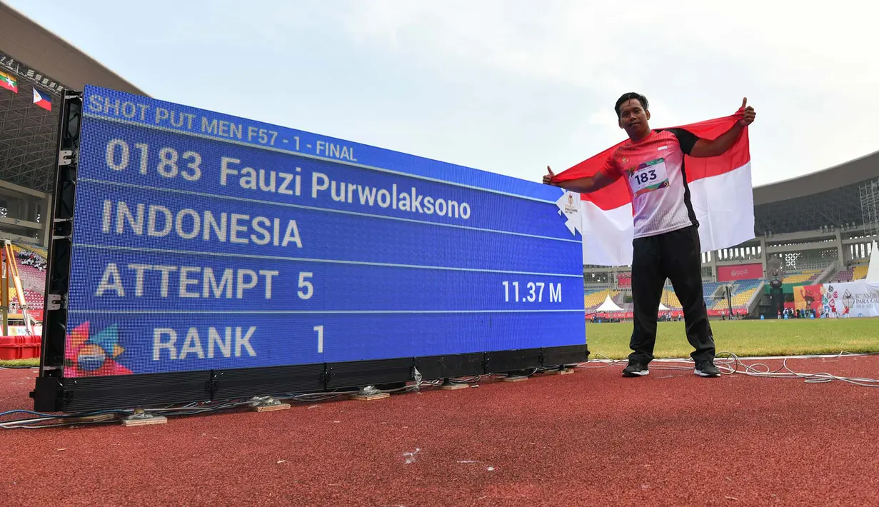 Atlet Indonesia Fauzi Purwolaksono melakukan selebrasi setelah berhasil menjadi peringkat pertama di nomor tolak peluru putra F57 cabang olahraga para atletik 11th ASEAN Para Games 2022 di Stadion Manahan Solo, 2 Agustus 2022. Fauzi berhasil mencatatkan lemparan sejauh 11.37 meter. (Foto: Dok. ASEAN Para Sports Federation)