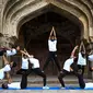 Yoga adalah latihan fisik, mental, dan spiritual kuno yang berasal dari India. Kata 'yoga' sendiri berasal dari bahasa Sanskerta yang berarti 'bergabung/bersatu'. Yoga melambangkan kesatuan antara tubuh dan kesadaran. (Arun SANKAR/AFP)