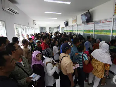 Calon penumpang mengantri untuk membeli tiket di Stasiun Kereta (Liputan6.com/Faizal Fanani)