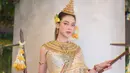 Perempuan kelahiran 30 September 1992 ini terlihat begitu anggun dengan busana adat Thailand. Banyak fans terpesona dengan kecantikan dari Baifern Pimchanok. Baifern semakin terlihat menawan mengenakan Chut Thai yang membuat pesonanya kian terpancarkan. (Liputan6.com/IG/@baifernbah)