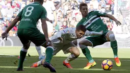 Pemain Real Madrid, Mateo Kovacic (tengah) berusaha melewati hadangan para pemain Leganes SAD pada lanjutan La Liga Spanyol 2016-2017 di Santiago Bernabeu stadium, Madrid, (6/11/2016). (EPA/Kiko Huesca)