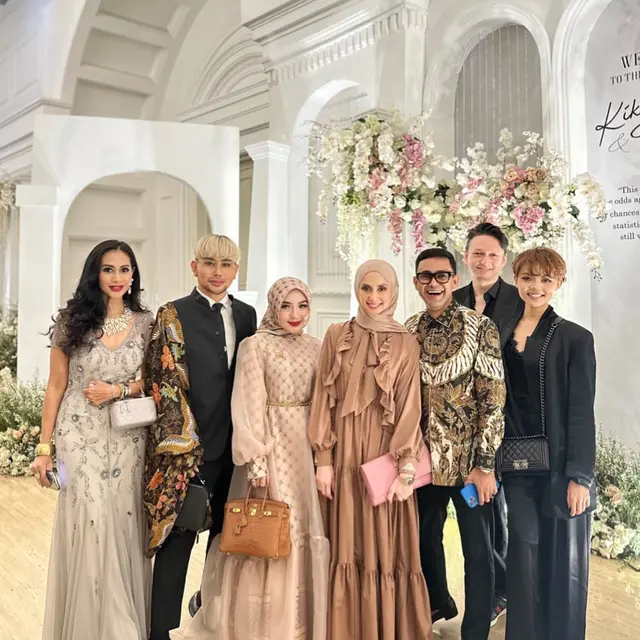 Punya Banyak Sahabat, Ini 7 Potret Artis Hadiri Pernikahan Kiky Saputri dan M Khairi