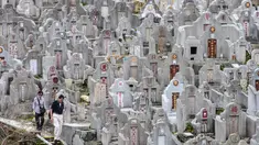 Sepasang warga mengunjungi makam kerabat saat Festival Chung Yeung atau juga dikenal Tomb Sweeping Day di sebuah pemakaman di Hong Kong, 17 Oktober 2018. Festival ini adalah hari untuk menghormati dan mengingat leluhur keluarga.  (Anthony WALLACE/AFP).