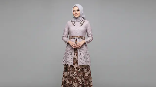 Gamis Batik Brokat dengan Detail Belt Ikat