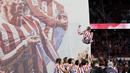 Kejadian berlangsung pada laga kandang terakhir Atletico Madrid di Liga Spanyol musim ini. Los Rojiblancos berhasil memetik kemenangan 1-0 atas Girona melalui asist Griezmann. (AFP/Oscar Del Pozo)