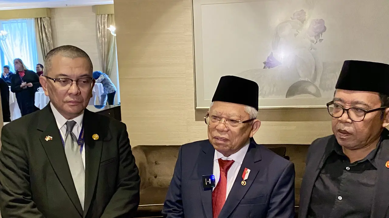 Wakil Presiden Ma'ruf Amin usai berdialog dengan Warga Negara Indonesia (WNI) di Bratislava, Slovakia, Minggu (26/11/2023). (Liputan6.com/Delvira Hutabarat)