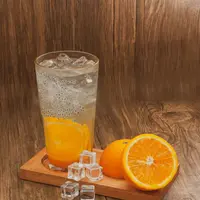 Ilustrasi minuman soda dengan jeruk dan selasih segar | copyright unsplash.com/Keriliwi