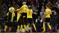 Para pemain Watford merayakan gol yang dicetak oleh Troy Deeney ke gawang Liverpool pada laga Premier League di Stadion Vicarage Road, Sabtu (29/2/2020). Watford menang 3-0 atas Liverpool. (AFP/Justin Tallis)
