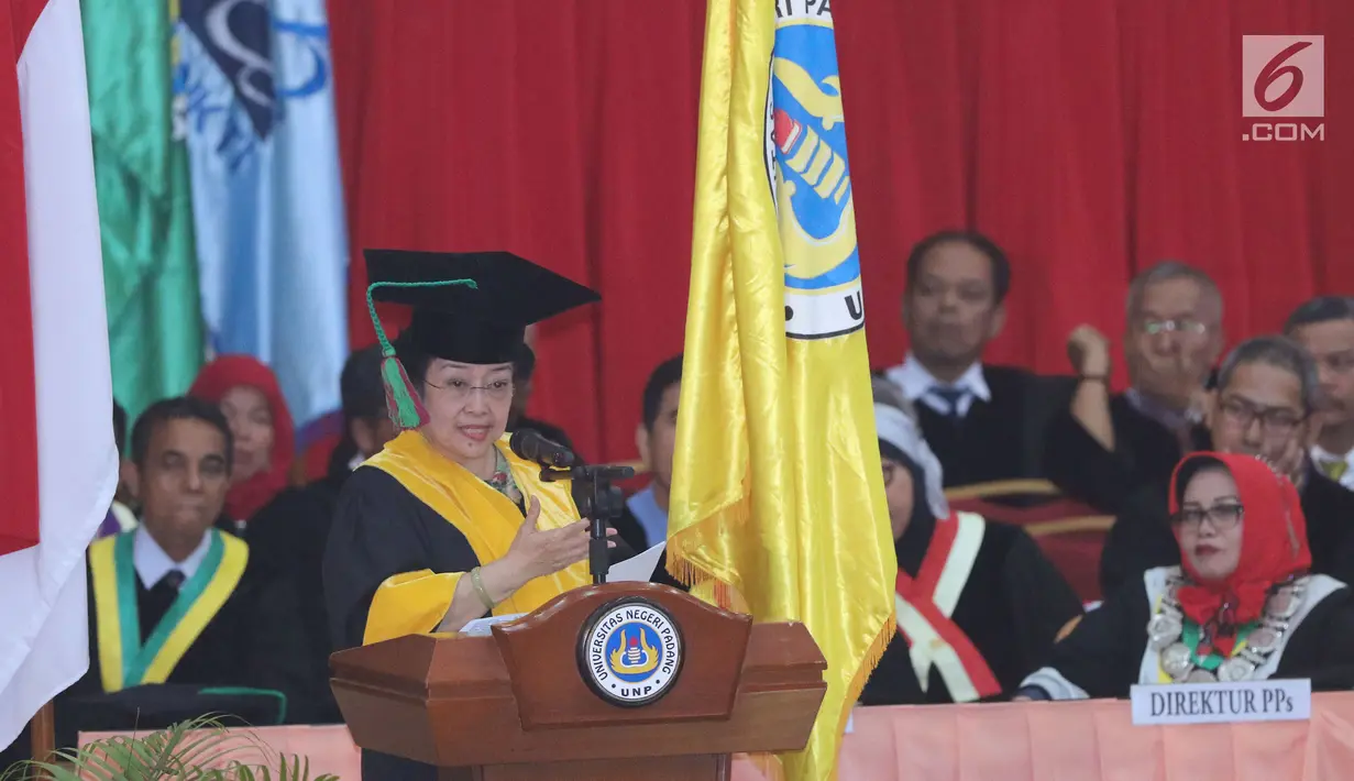 Presiden kelima RI Megawati Soekarnoputri memberi orasi ilmiah saat penganugerahan gelar Doktor Kehormatan di Universitas Negeri Padang, Rabu (27/9). Megawati dianugerahi gelar Doktor Kehormatan bidang Politik Pendidikan. (Liputan6.com/Helmi Fithriansyah)