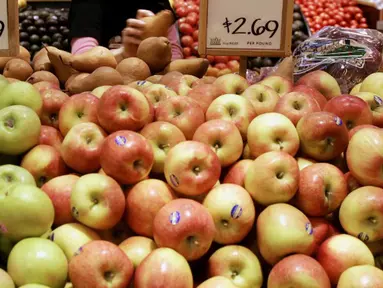 Mengonsumsi apel secara teratur dapat membantu memerangi berbagai jenis penyakit dan menghancurkan lemak perut. Apel membuat Anda merasa kenyang, karena mengandung kalium dan banyak vitamin. (AFP PHOTO/JEFF HAYNES)